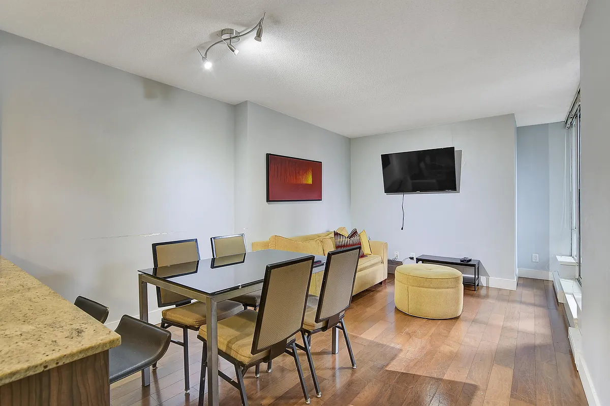 Building Photo - 1088 Richards St #318
