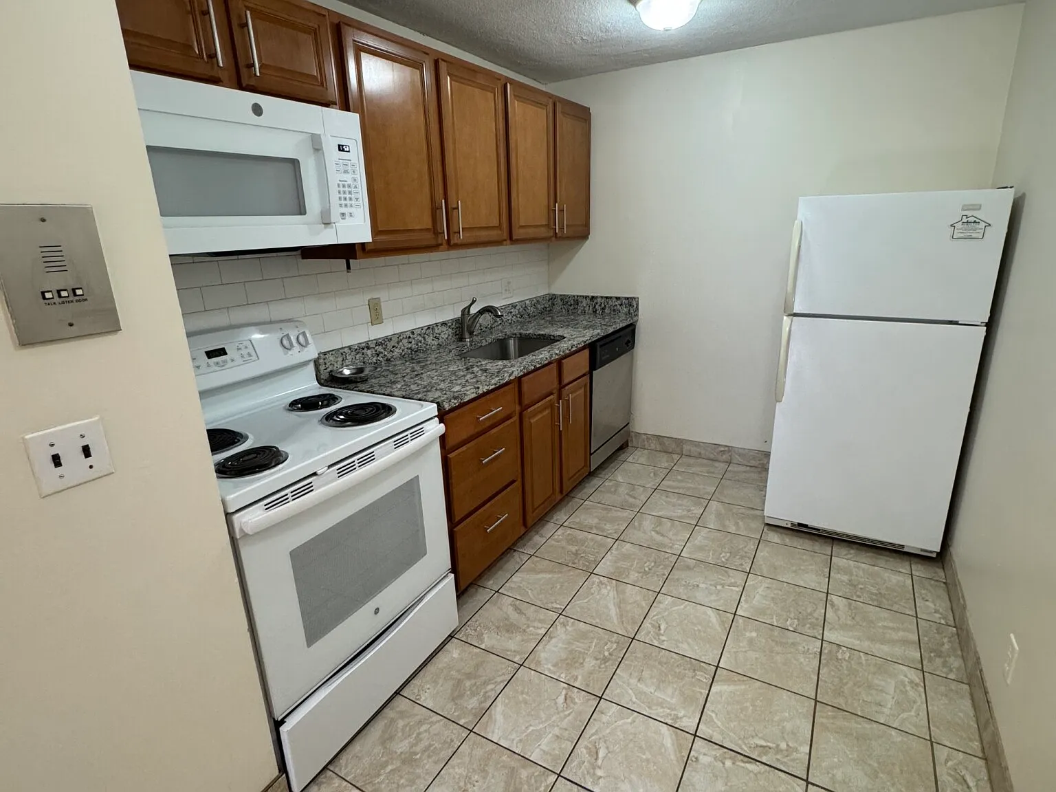 2 bed, 777 sqft, $2,600 — Photo 3