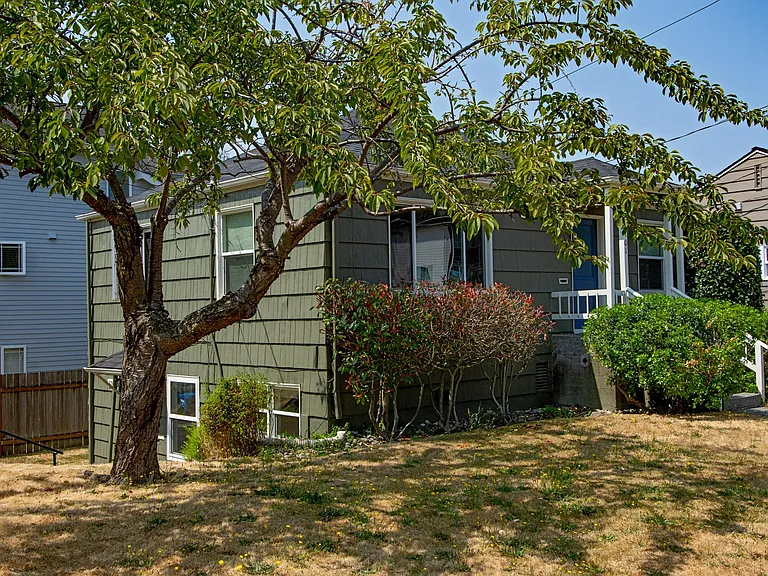 Upper unit, corner house