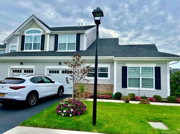 37 Willow Circle #37, Coram, NY 11727