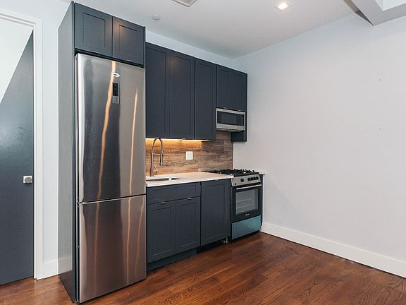3rd image of 131 Tompkins Ave APT 2