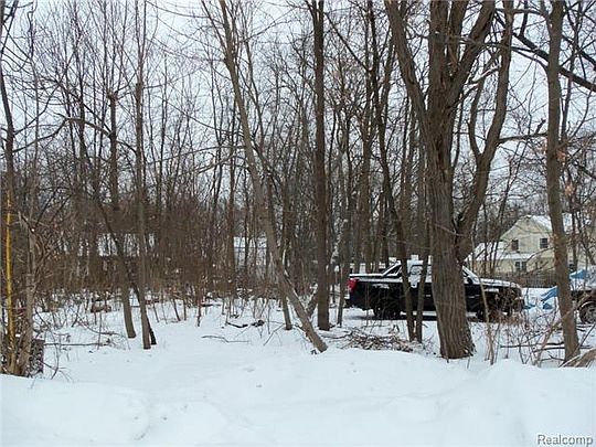 2nd image of Fonda Lake Dr