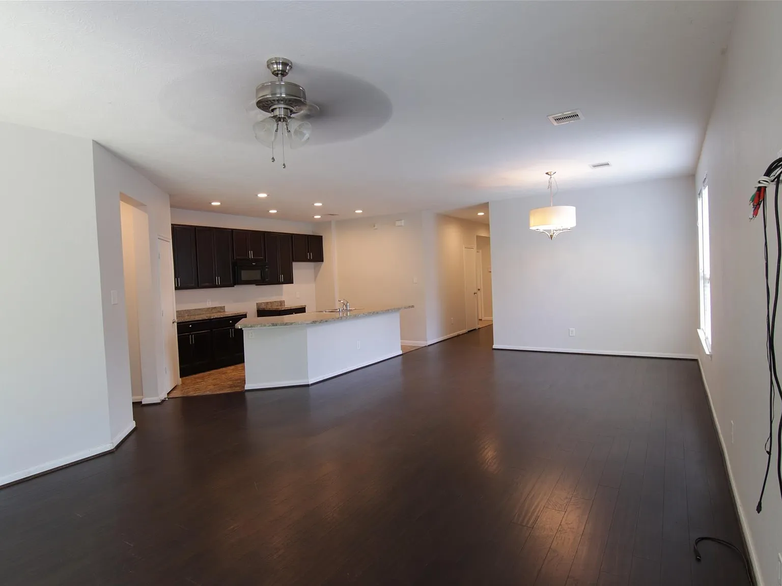 3 bed, 2.0 bath, 1948 sqft, $2,099 — Photo 4