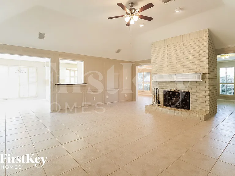 2303 Prestwick Dr — Photo 3