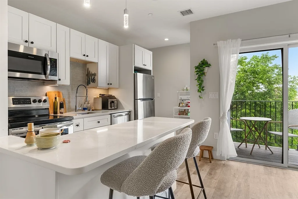 1 bed, 1.0 bath, 493 sqft, $3,050 — Photo 1