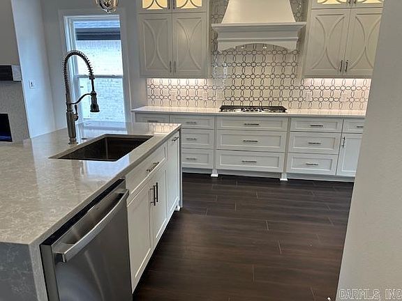 3rd image of 140 Woodlands Park Dr