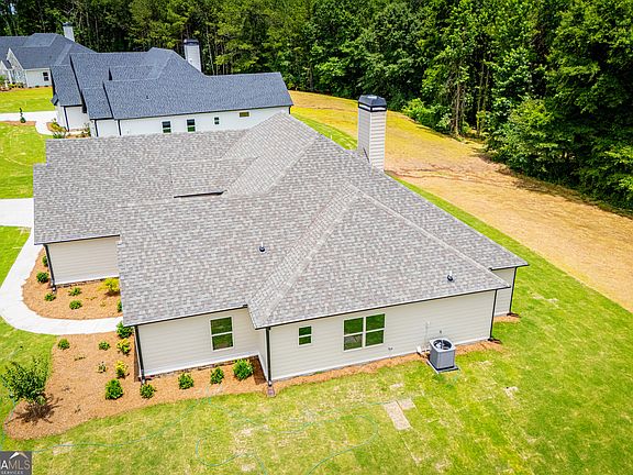 5th image of 133 Woodford Dr