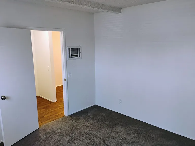Iris Arms Apartments — Photo 13