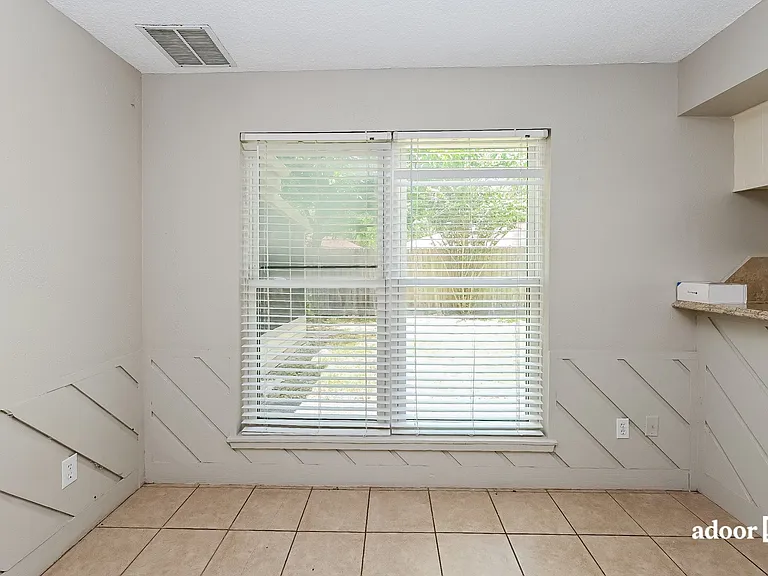 2809 Stonehedge Dr — Photo 4