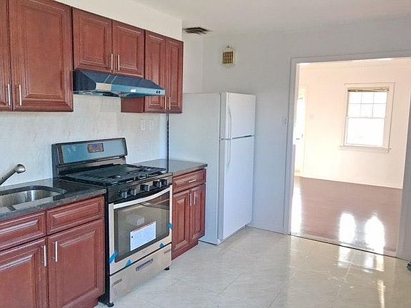 3rd image of 280 Mallory Ave