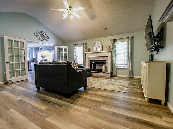 5th image of 408 Shirley Pl