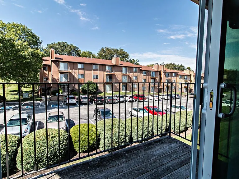 Howard Street Apartments — Photo 11