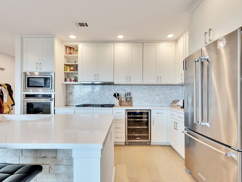 1st image of 900 S 1st St #414