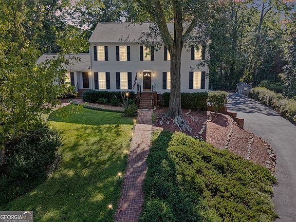 3rd image of 21 Fontaine Dr
