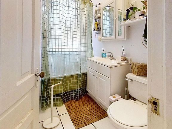 5th image of 1015 W School St #1
