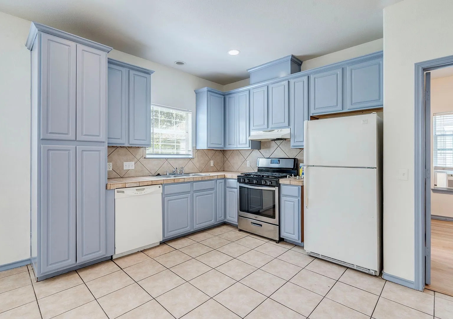Available Now!! Amazing Location, 2 Bed 2 Bath With Garage — Photo 1