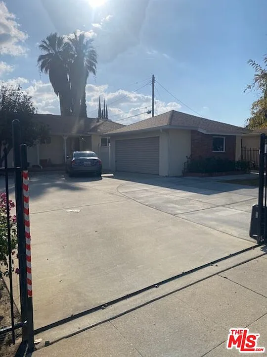 4 bed, 2.0 bath, 2021 sqft, $4,000 — Photo 1