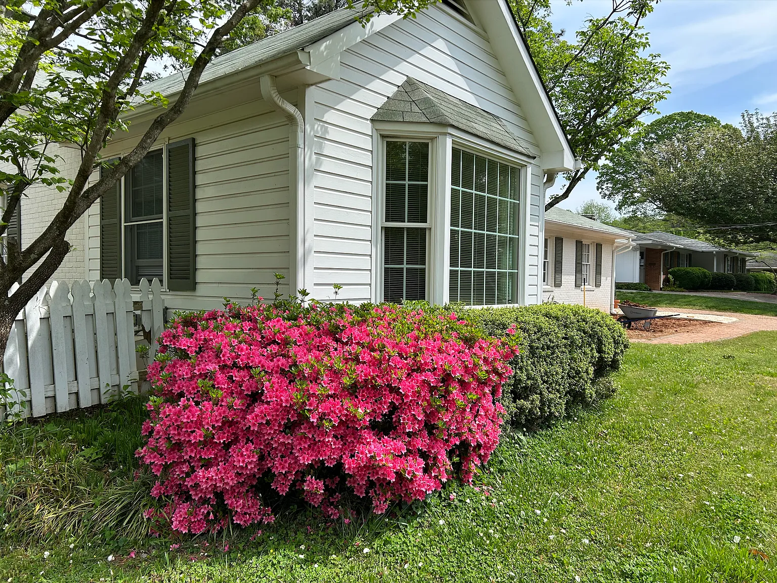 3 bed, 2346 sqft, $3,200 — Photo 2