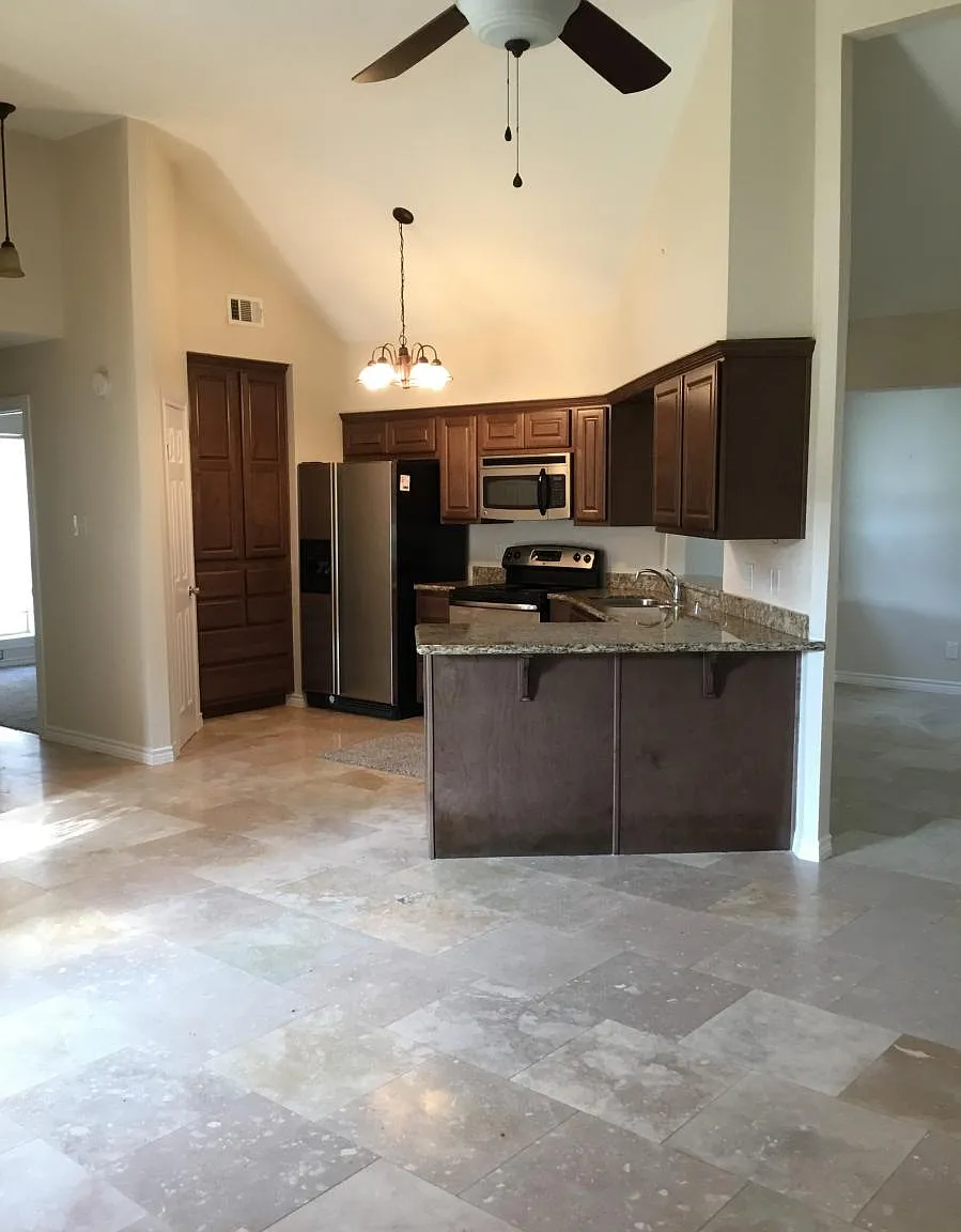 3 bed, 1320 sqft, $1,900 — Photo 2