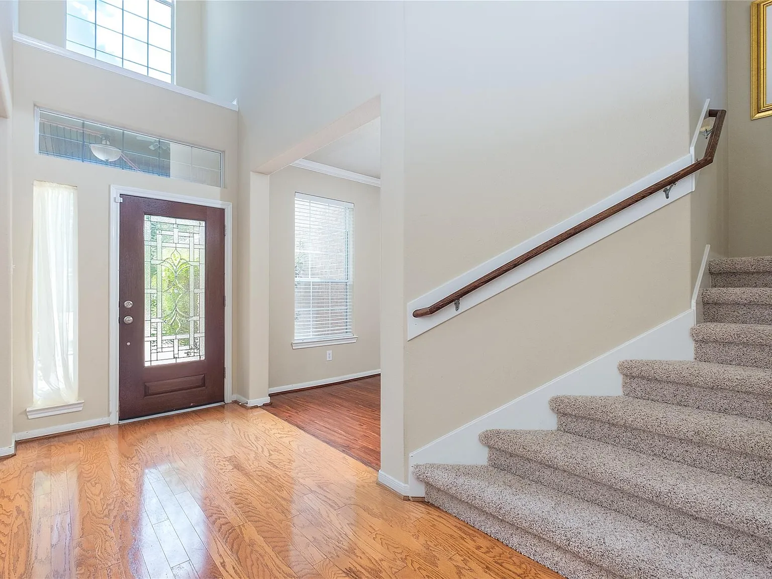 5 bed, 4.0 bath, 3363 sqft, $3,200 — Photo 2
