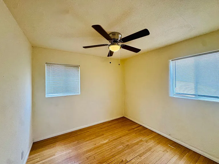 1708 Richmond Dr NE — Photo 9