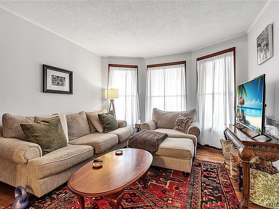 5th image of 371 Potomac Ave