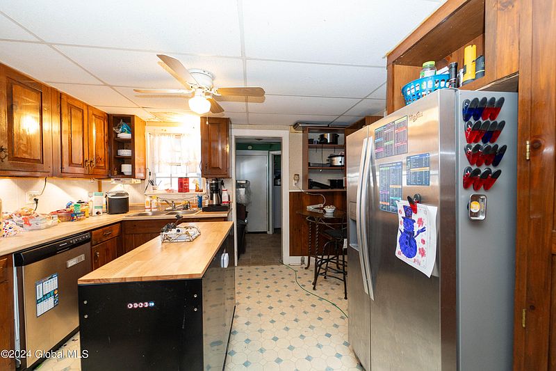 4th image of 33 E 8th Avenue