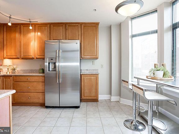 4th image of 502 W Broad St APT 401