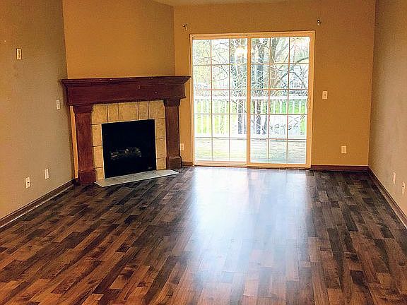 4th image of 690 Queens Ct