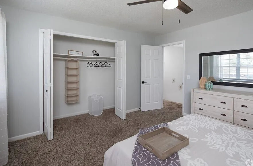 2 bed, 1.5 bath, 1050 sqft, $1,405 — Photo 2