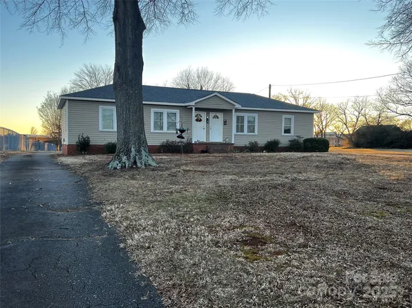 528 1st St E, Conover, NC 28613