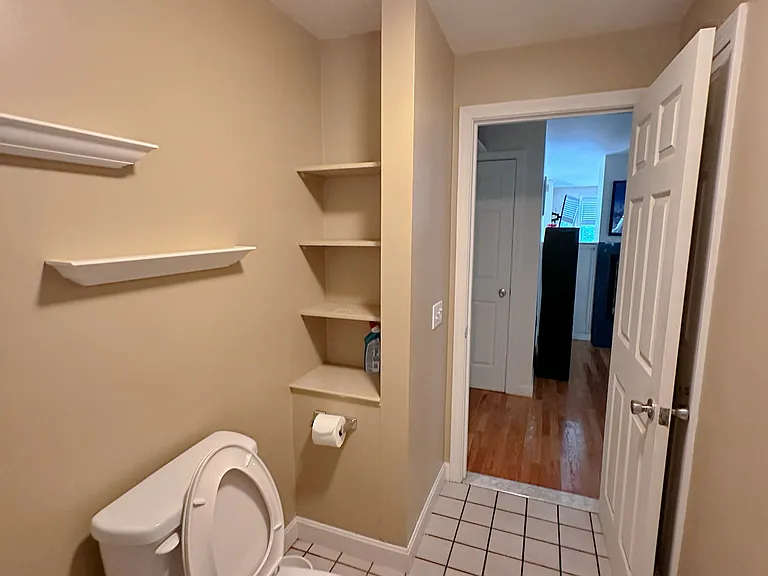 208 University Ave — Photo 10