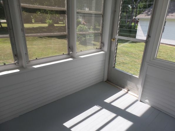 1201 Old Indian Town Rd, Henry, IL 61537