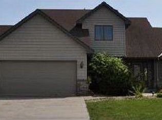 1194 Pioneer Ct, Shakopee, MN 55379