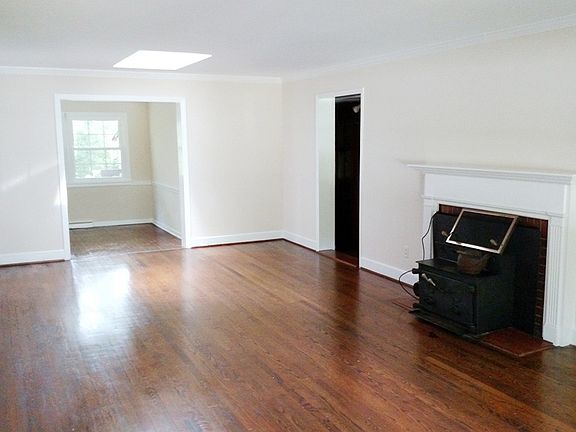 5th image of 604 N Elam Ave