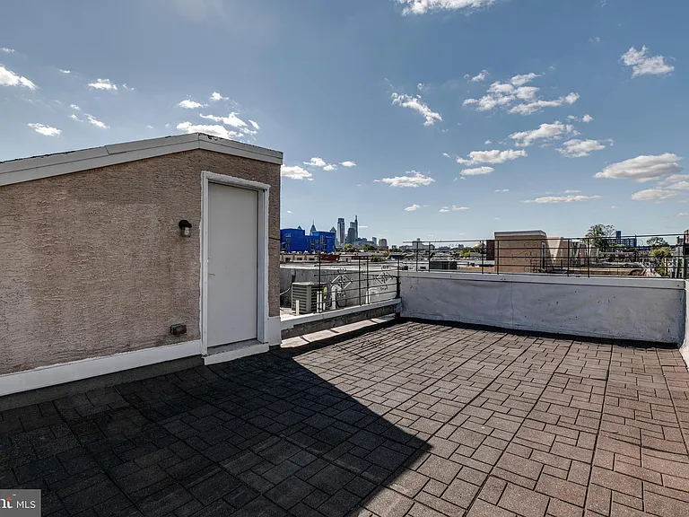 220 W George St #224 — Photo 7