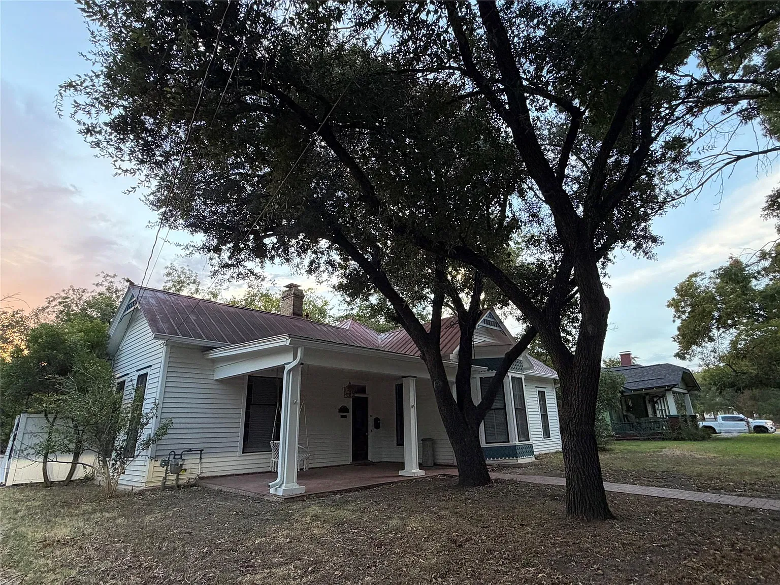 3 bed, 2.0 bath, 2040 sqft, $2,300 — Photo 3