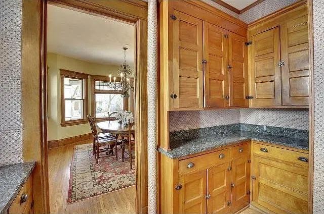 Butler's pantry between kitchen and dining room
