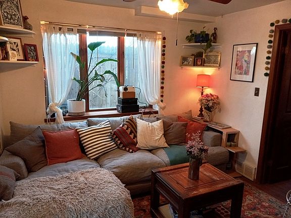 619 Marine #3 - living room