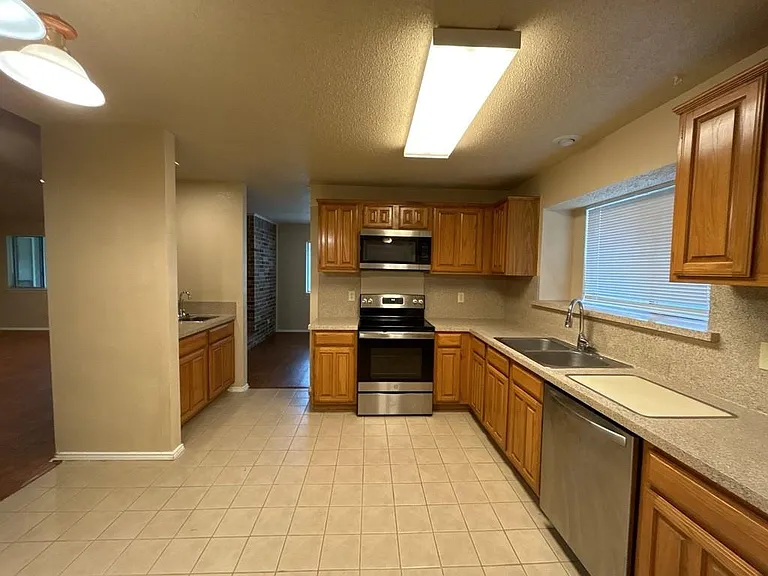 2412 Amber Hill Ln — Photo 10