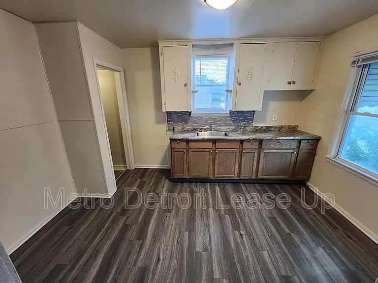 12000 Plainview Ave — Photo 3