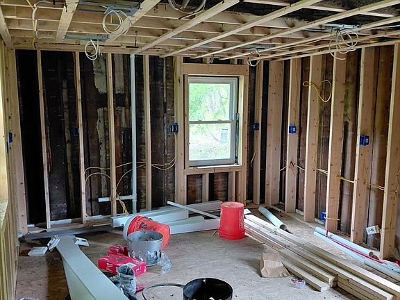 3rd image of 247 Pecks Rd