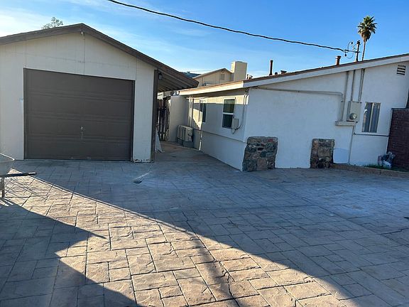 Detached 1 car garage, patio area