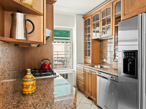 200 East 57th Street image 3 of 7