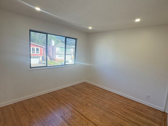 2nd image of 202 Crestmoor Cir