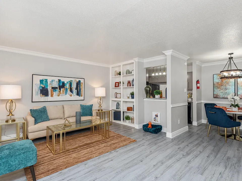 Del Mar Apartments