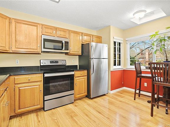 4th image of 202 Autumn Ln
