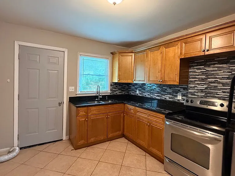 612-614 N College Dr — Photo 4