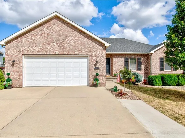 1204 SW 4th St, Oak Grove, MO 64075