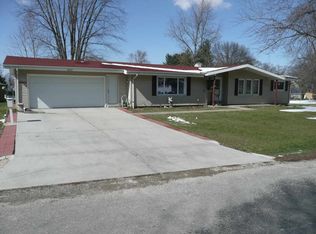 207 E Flora Dr, Mount Pulaski, IL